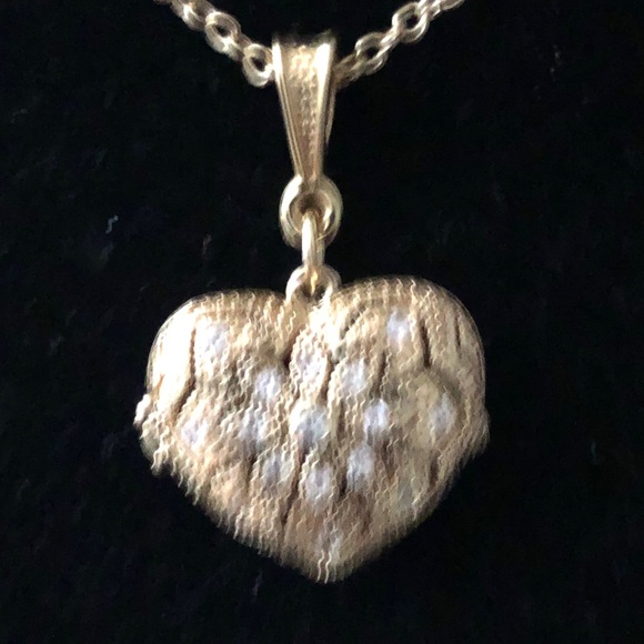 Elegant Gold Heart Locket Necklace - Picture 8 of 8